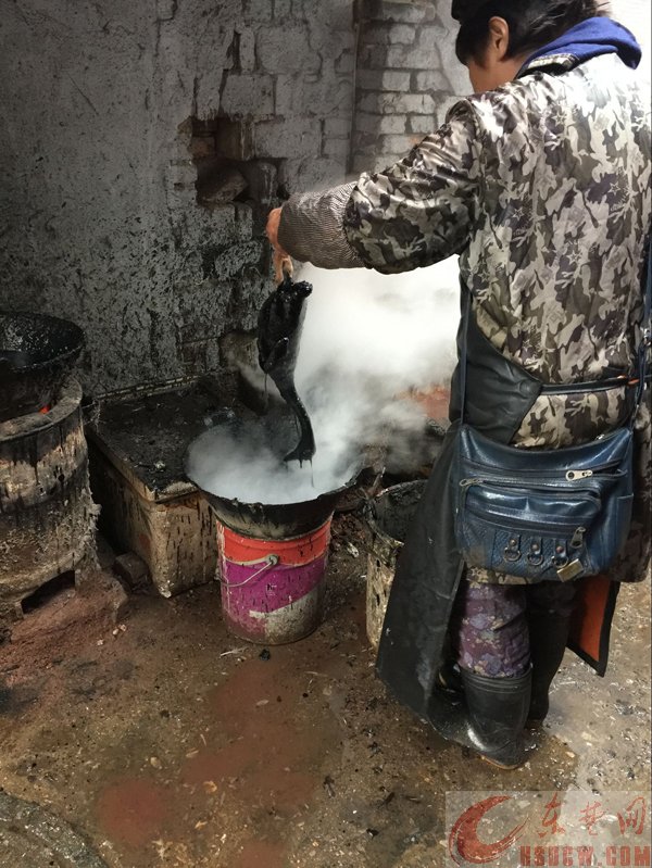 大冶多家菜市场用松香给鸡鸭脱毛 是工业松香还是食用松香，有关部门将进行检查